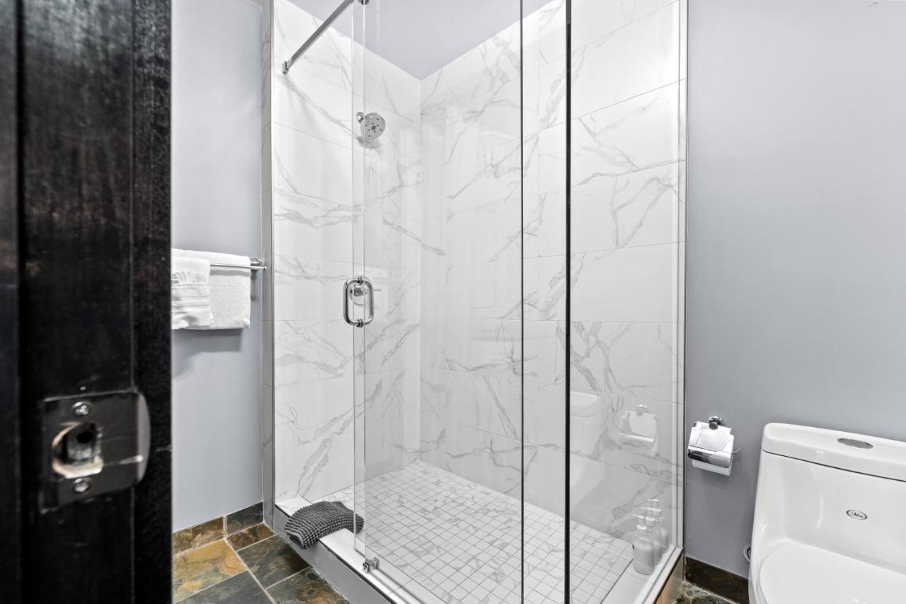 The Mountaineer By Instantsuites Pool & Hottub Канмор Экстерьер фото