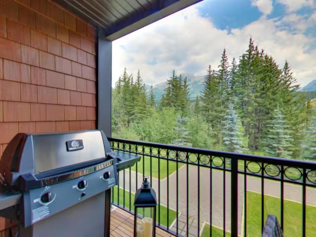 The Mountaineer By Instantsuites Pool & Hottub Канмор Экстерьер фото